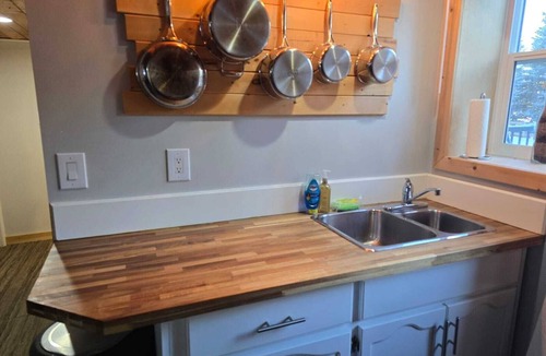 Nipawin House | Charming 2-bedroom house in Nipawin with AC, WiFi, fitness room