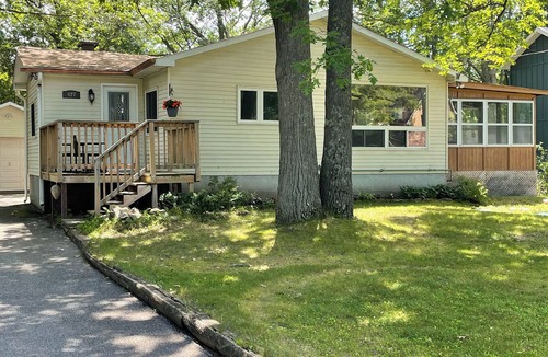 Ottawa Division House | Charming 2-bedroom house in wonderful Ottawa with AC, WiFi