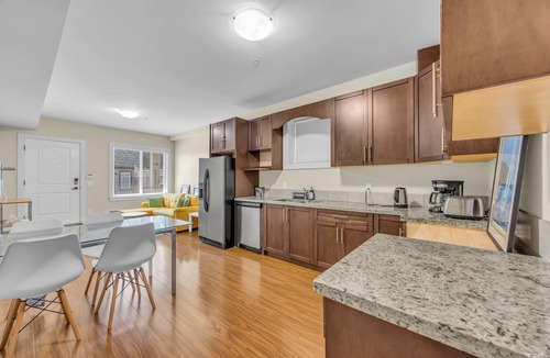 White Rock Villa | Charming 2-bedroom villa in lovely White Rock with WiFi