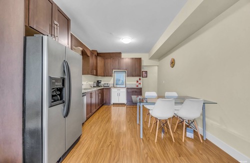 White Rock Villa | Charming 2-bedroom villa in lovely White Rock with WiFi