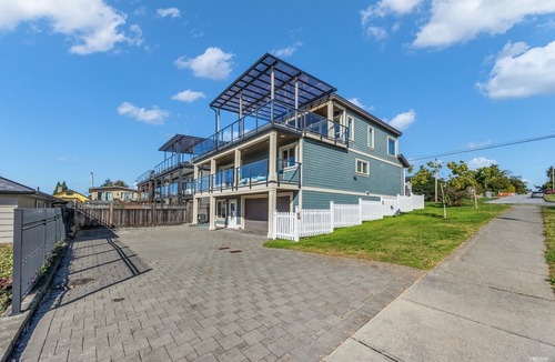 White Rock Villa | Charming 2-bedroom villa in lovely White Rock with WiFi