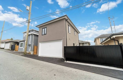 Sunset House | Charming 2 BR Lane way home