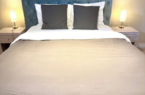 Niagara-on-the-Lake Bed & Breakfast | Charming 2 bedroom bed & breakfast in fabulous Niagara-on-the-Lake with pool