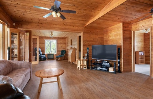 Petersfield Cabin | Charming 3-bedroom cabin in wonderful Petersfield with WiFi and TV