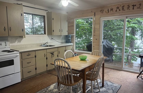 Catchacoma Cottage | Charming 3-bedroom cottage on the edge of Kawartha Highlands