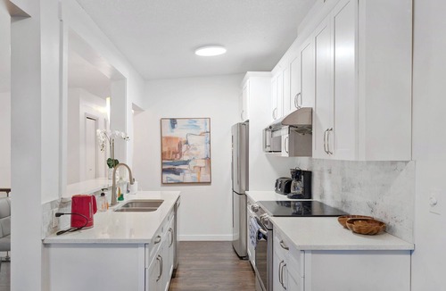 Sunnyside House | Charming 3-Bedroom Escape, Walk to the Bow River