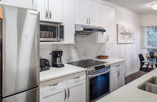 Sunnyside House | Charming 3-Bedroom Escape, Walk to the Bow River