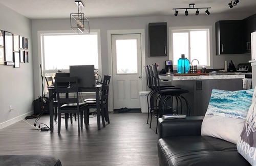 Parkland Beach House | CHARMING 3 BEDROOM HOME AT GULL LAKE