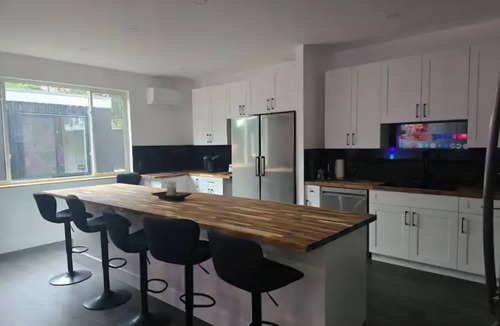 North Cowichan Bed & Breakfast | Charming 3-bedroom house with AC and WiFi in Duncan