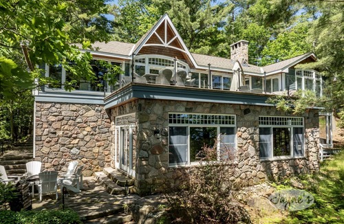 Minett Cottage | Charming 4 bed 4 bath cottage on Lake Rosseau with Boathouse! SW Exposure!