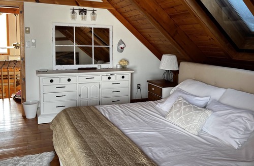 The Blue Mountains Ski Chalet | Charming 4 Bedroom Chalet located on a 1-acre lot w/hot tub.