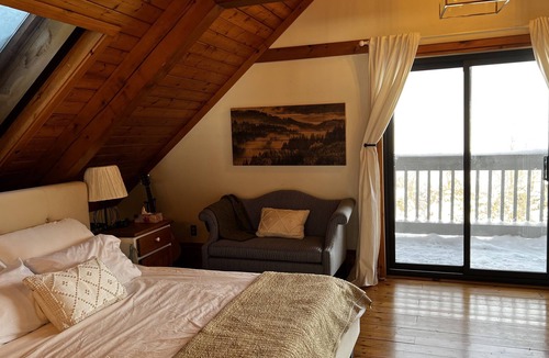 The Blue Mountains Ski Chalet | Charming 4 Bedroom Chalet located on a 1-acre lot w/hot tub.