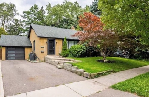 Mineola House | Charming 4-bedroom bungalow with Pool in soothing Mississauga