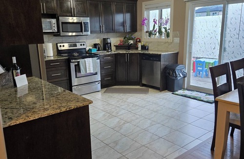 Airdrie House | Charming 4-bedroom house with WiFi and fitness room in lovely Airdrie