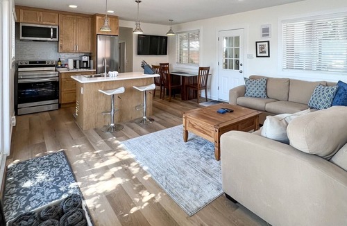 Sooke Cottage | Charming Beachfront Cottage with Private Deck and Hot Tub-family/pet-friendly!