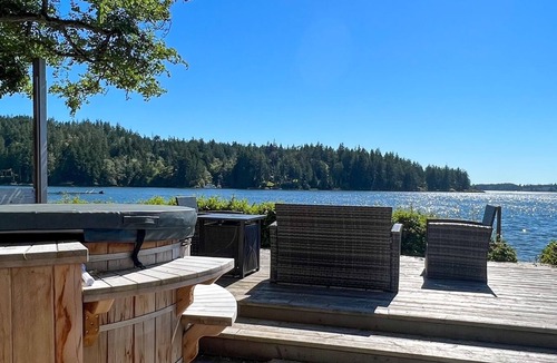 Sooke Cottage | Charming Beachfront Cottage with Private Deck and Hot Tub-family/pet-friendly!