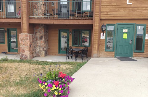 Granby Condo | Charming condo in awesome Granby with hot tubs, pickleball, and fitness room