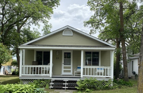 Winnipeg Beach Cottage | Charming cottage with beautiful vistas - 100m from beach