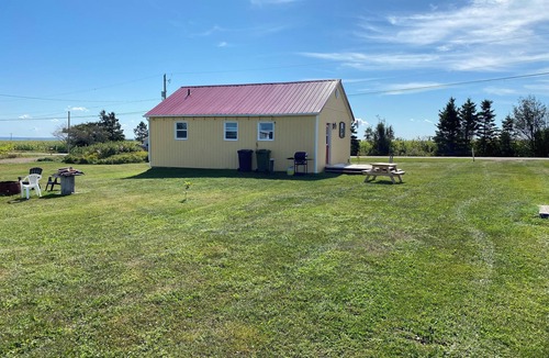 Mayfield Cottage | Charming Cottage Escape: Cozy Retreat in Mayfield Near Cavendish!