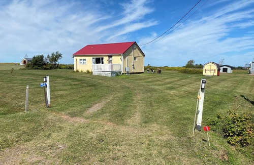Mayfield Cottage | Charming Cottage Escape: Cozy Retreat in Mayfield Near Cavendish!