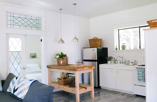 Roberts Creek Cottage | Charming, family friendly Cottage 3 minute walk to the beach.
