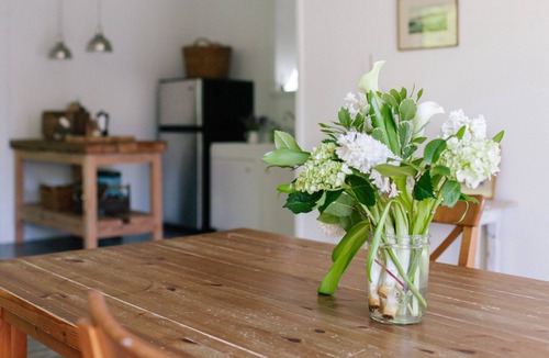 Roberts Creek Cottage | Charming, family friendly Cottage 3 minute walk to the beach.