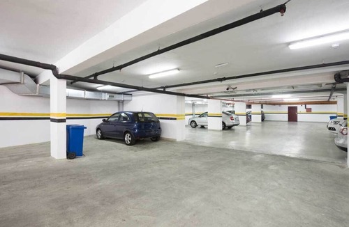 Coal Harbour Apartment | Charming Hideaway: Just 7-Min Stroll to Seawall! Free Parking