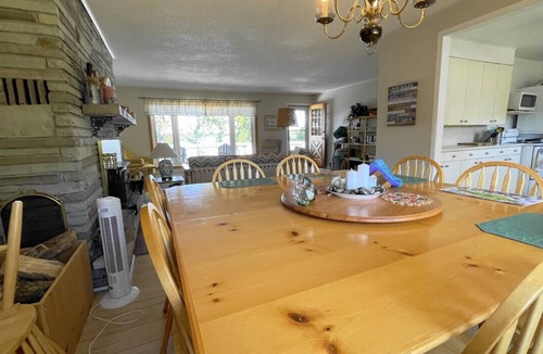 Selwyn House | Charming Lakeside Retreat: Cozy and Convenient on Chemong Lake