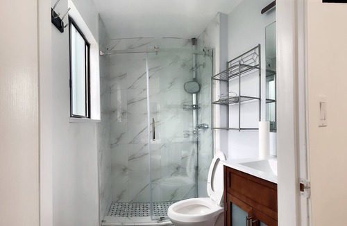 Richmond House | Charming master bedroom with AC, WiFi in a Richmond house