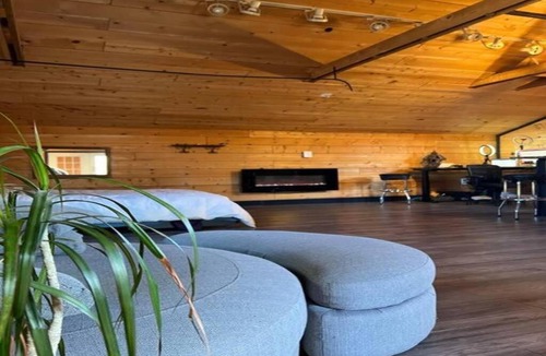 Oaklands House | Charming Melrose Place Suite