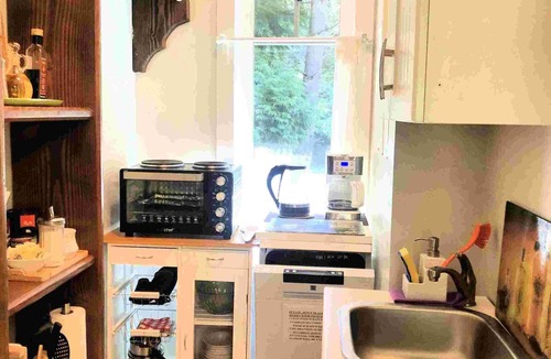 Bowen Island Apartment | Charming Nest 2BDR/2BTH - Pacific Ocean beach 800 m from this home