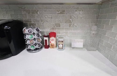 Calgary Apartment | Charming Oasis Tranquil Suite 8 min Airport, AC