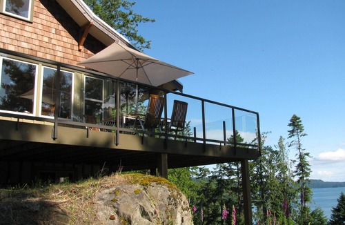 Pender Island House | Charming Ocean View House with Hot Tub