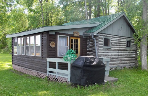 Montague Cottage | Charming Riverside Cottage Retreat in Historic Merrickville, Ontario