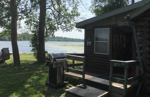 Montague Cottage | Charming Riverside Cottage Retreat in Historic Merrickville, Ontario