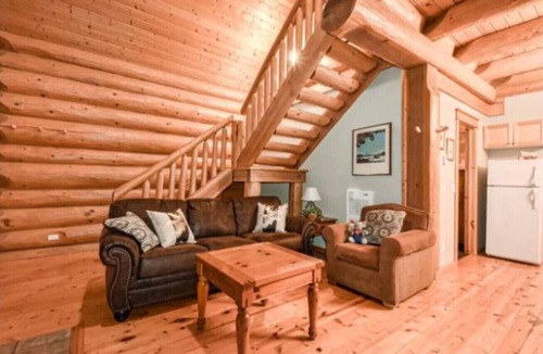 Golden Ski Chalet | Charming Rustic Cabin Perfect for Groups