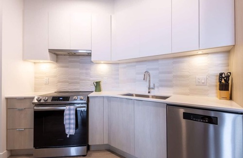 Tsawwassen Apartment | Charming Seaside Oasis: Balcony ~ Pool ~ Gym ~ Pkg