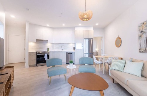 Tsawwassen Apartment | Charming Seaside Oasis: Balcony ~ Pool ~ Gym ~ Pkg