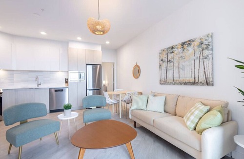 Tsawwassen Apartment | Charming Seaside Oasis: Balcony ~ Pool ~ Gym ~ Pkg
