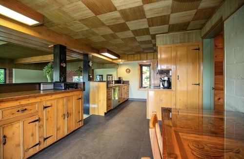 Shawnigan Lake Cottage | Charming Shawnigan Lake Front Cottage