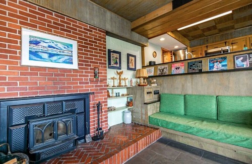 Shawnigan Lake Cottage | Charming Shawnigan Lake Front Cottage