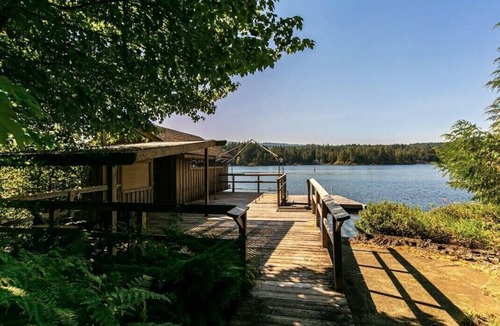 Shawnigan Lake Cottage | Charming Shawnigan Lake Front Cottage