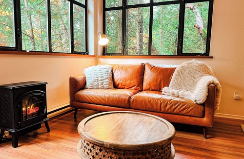 Vesuvius Cottage | Charming Studio Cottage on Salt Spring Island with WiFi