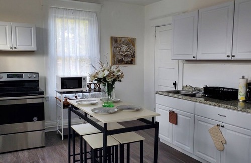 Roselawn Finance Apartment | Charming Unit, Free Laundry & Parking12 minutes to Downtown