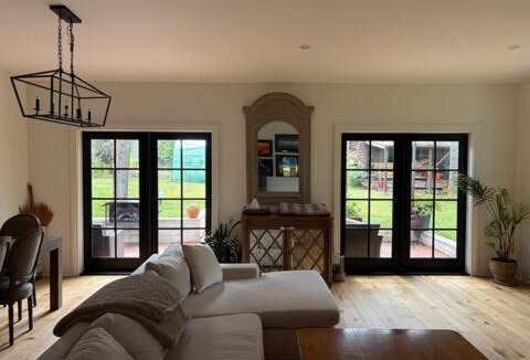 Saanich East Villa | Charming Victoria Character Home-Pet Friendly