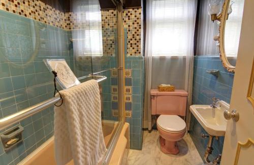 Chicoutimi House | Chateau Murdock Gite et Esthétique 1950