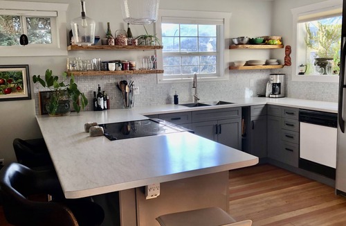 Crescent Valley House | Cheerful 2 bedroom, large bright kitchen with cuddly kitties!