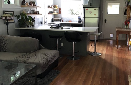 Crescent Valley House | Cheerful 2 bedroom, large bright kitchen with cuddly kitties!