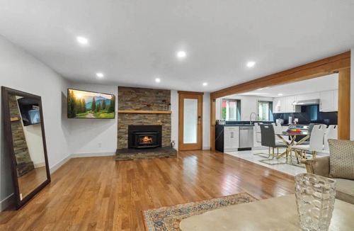 Upper Lonsdale House | Cheerful 2BR Oasis In North Van