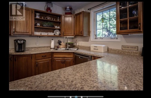 Port Elgin Cottage | Cheerful 3 Bedroom Cottage 2 Minute walk to the Beach on Beautiful Lake Huron